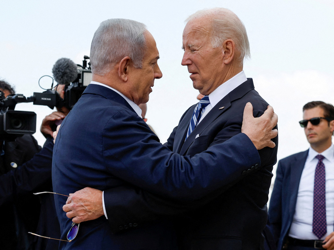 Ngày 18-10, Tổng thống Mỹ Joe Biden đến Israel và gặp Thủ tướng Benjamin Netanyahu, thể hiện cam kết mạnh mẽ của Washington với Tel Aviv. Sau chuyến thăm của ông Biden, Israel đồng ý cho hàng viện trợ nhân đạo vào Dải Gaza. Kể từ khi xung đột nổ ra, Mỹ đã điều đến khu vực Trung Đông hai nhóm tàu sân bay, tàu ngầm hạt nhân lớp Ohio, hệ thống phòng không THAAD, các tiểu đoàn tên lửa Patriot và binh lính Mỹ, với mục tiêu là bảo vệ lực lượng Mỹ tại Trung Đông, hỗ trợ Israel, đối phó với sự leo thang của Iran và các lực lượng ủy nhiệm của Tehran tại khu vực - Ảnh: REUTERS