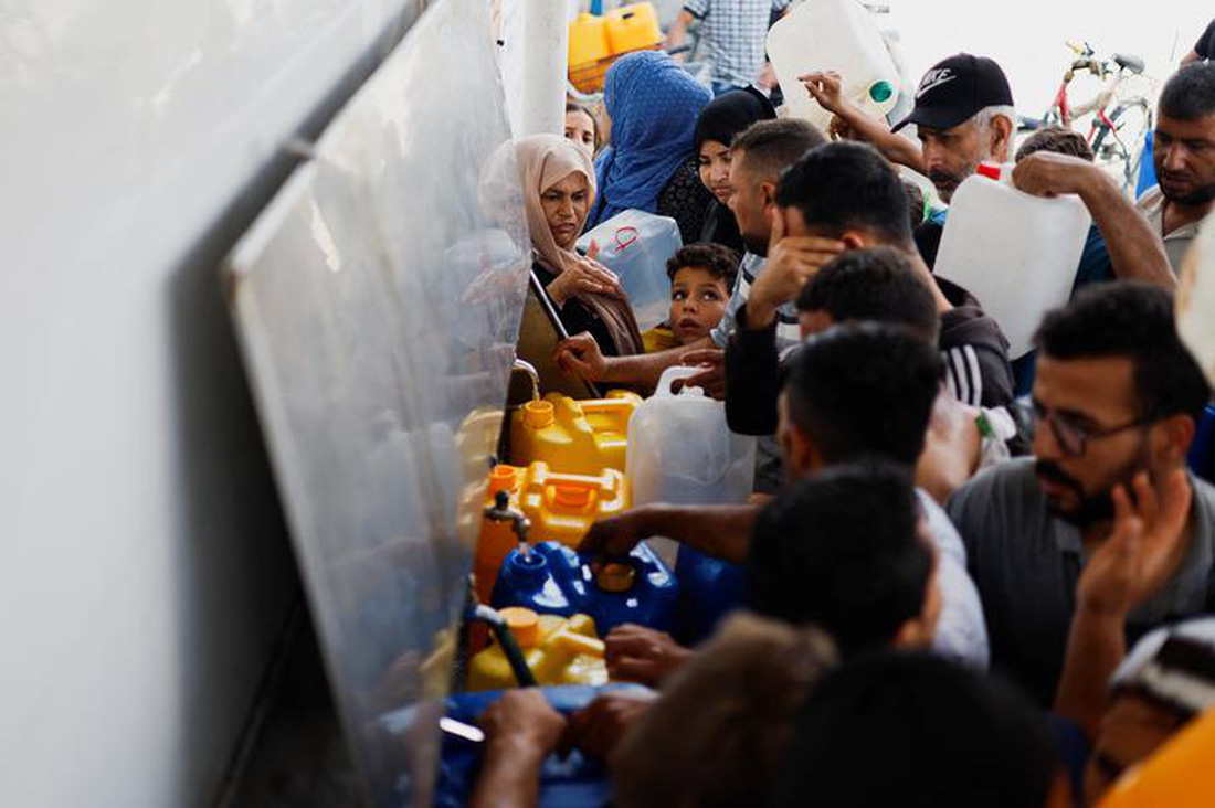Người dân Palestine tập trung lấy nước tại thành phố Khan Younis ở Dải Gaza trong bức ảnh chụp ngày 2-11. Tổng thư ký Liên Hiệp Quốc Antonio Guterres nhiều lần nhấn mạnh về mức độ nghiêm trọng của tình hình nhân đạo ở Gaza, cảnh báo nơi này đang trở thành &quot;nghĩa địa cho trẻ em&quot; - Ảnh: REUTERS
