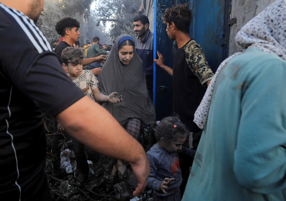 Người Palestine sơ tán khỏi trại tị nạn Maghazi ở trung tâm Dải Gaza hôm 6-11 sau cuộc tấn công của Israel - Ảnh: REUTERS
