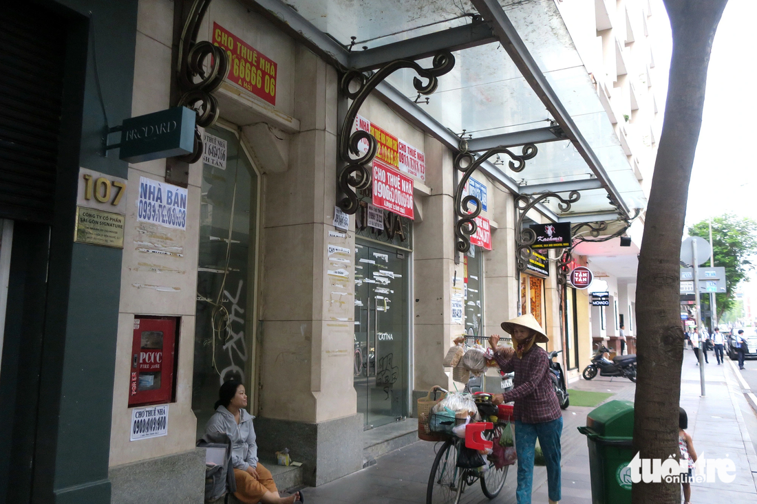 Các bảng treo quảng cáo nhà cho thuê hay bán được dán đầy trên tường vài căn nhà mặt tiền đường Đồng Khởi (quận 1) 