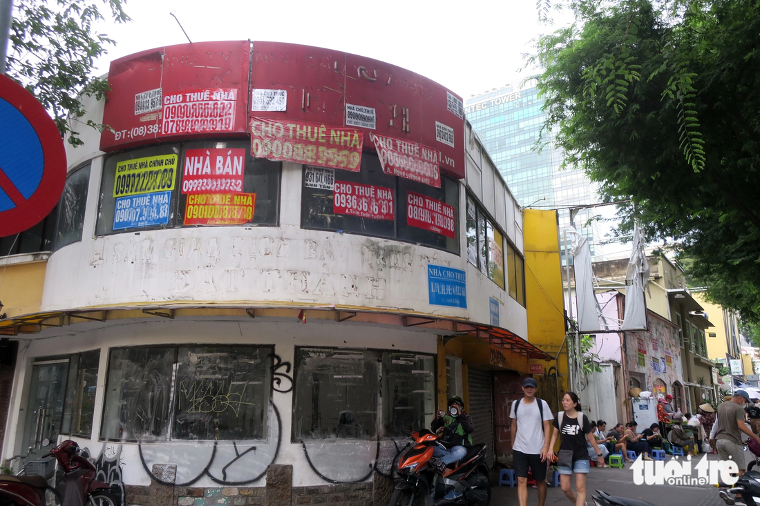 Một vị trí đẹp góc đường Nguyễn Văn Chiêm - Hai Bà Trưng (quận 1) bị các bảng quảng cáo bủa vây