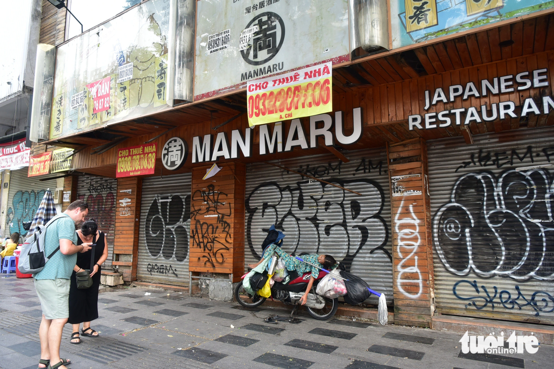 Một mặt bằng rộng có hai mặt tiền trên đường Trương Định - Lý Tự Trọng (quận 1) trước đây là nhà hàng Nhật. Nay vị trí này là &quot;tâm điểm&quot; quảng cáo bậy khi cứ treo rồi lại tháo, tháo rồi lại treo. Ngoài ra, mặt bằng này cũng là nơi của giới graffiti &quot;phô diễn tài nghệ&quot; 