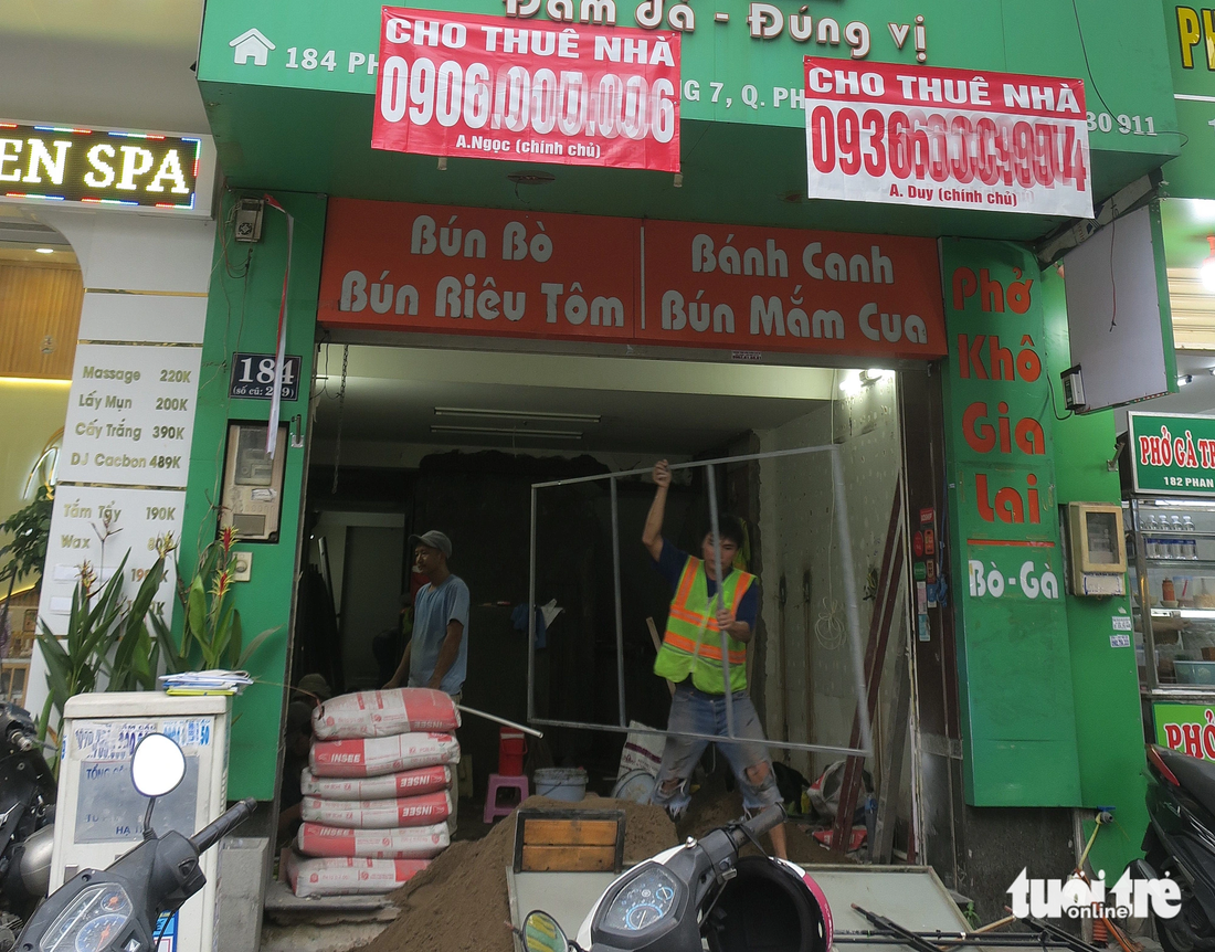 Một căn nhà đang sửa sang để kinh doanh trở lại. Ảnh chụp trên đường Phan Xích Long, phường 7 (quận Phú Nhuận) chiều 7-11