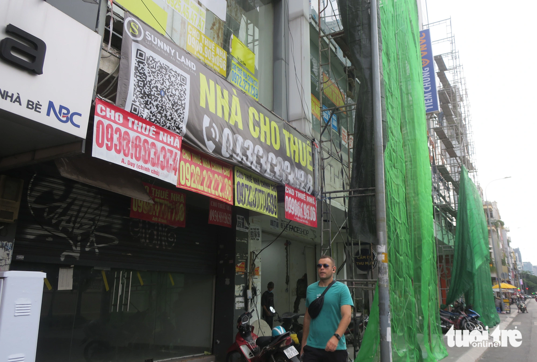 Một số căn nhà đang sửa sang để kinh doanh trở lại trên đường Hai Bà Trưng, phường Tân Định (quận 1)