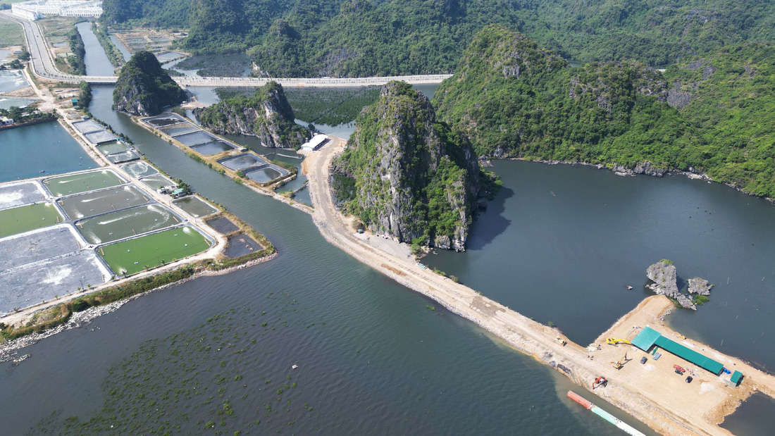 Dự án đã cơ bản hoàn thành tuyến đường công vụ dài hơn 1km, rộng khoảng 7m phục vụ việc vận chuyển vật liệu xây bờ kè - Ảnh: T.THẮNG