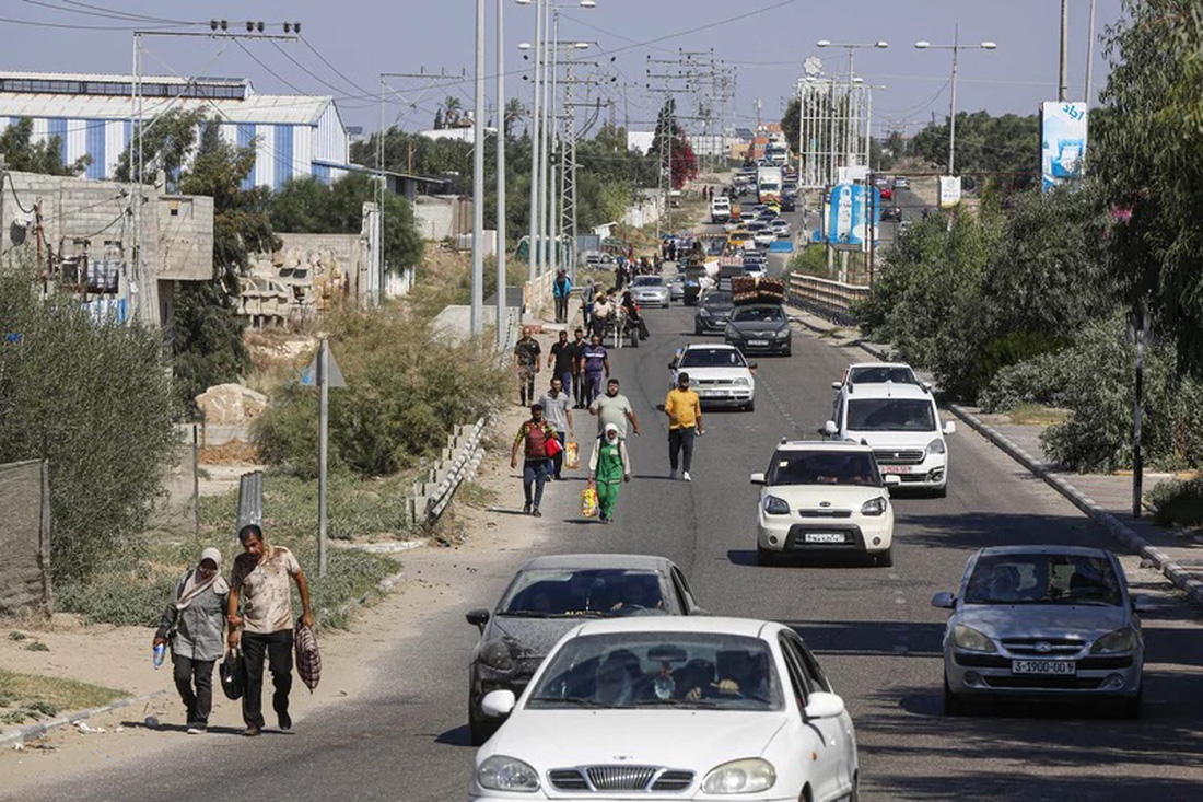 Ngày 13-10, dân thường tại Dải Gaza bắt đầu sơ tán về phía nam, sau khi quân đội Israel yêu cầu 1,1 triệu người Palestine tại Dải Gaza (50% dân số) phải di dản, để chuẩn bị một cuộc tấn công lớn vào khu vực này - Ảnh: NPR/GETTY IMAGES