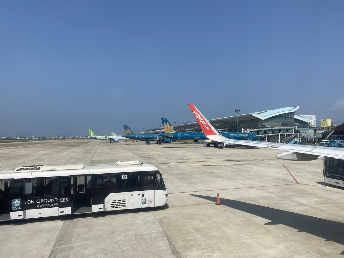 Xe chở khách ra máy bay ở sân bay quốc tế Đà Nẵng - Ảnh: TRƯỜNG TRUNG