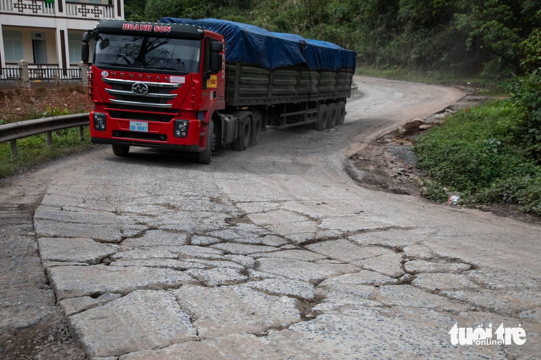 Mặt đường quốc lộ 15D nứt vỡ vì xe chở than quả tải - Ảnh: HOÀNG TÁO