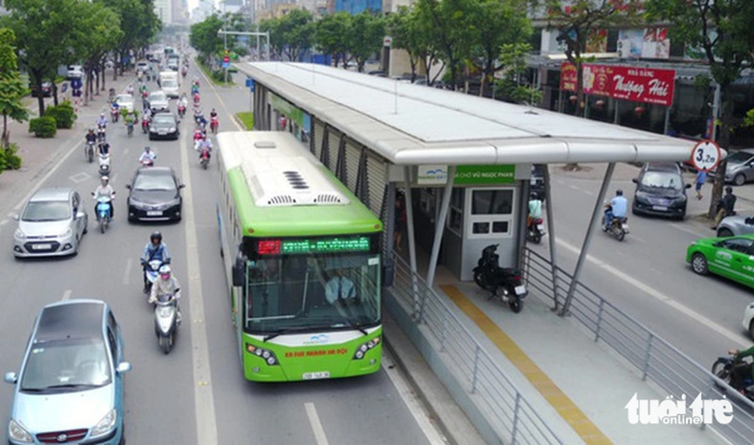 Xe buýt nhanh ở Hà Nội - Ảnh: DIỆU ANH