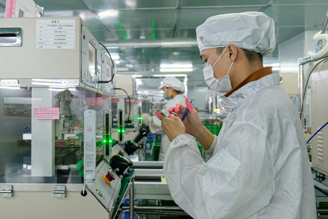 Công nhân sản xuất linh kiện điện tử tại một nhà máy FDI ở tỉnh Bắc Ninh - Ảnh: NGUYÊN BẢO