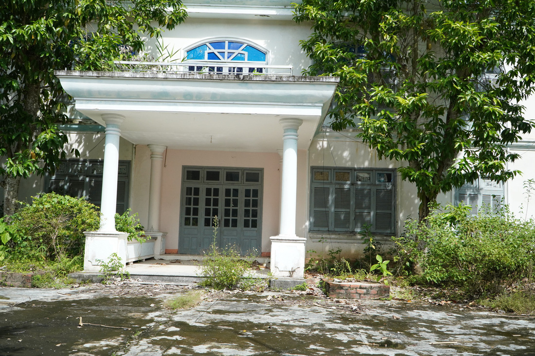 Trụ sở Viện Kiểm sát nhân dân huyện Nam Giang cũ đóng cửa, cỏ dại mọc quanh khuôn viên