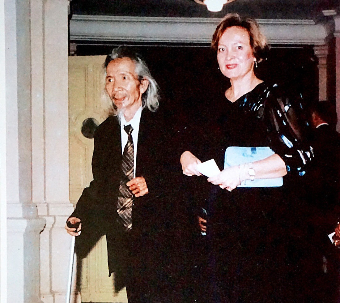 Nhạc sĩ Văn Cao và tùy viên văn hóa Đại sứ quán Pháp vào Nhà hát lớn Hà Nội năm 1989 - Ảnh: QUANG PHÙNG