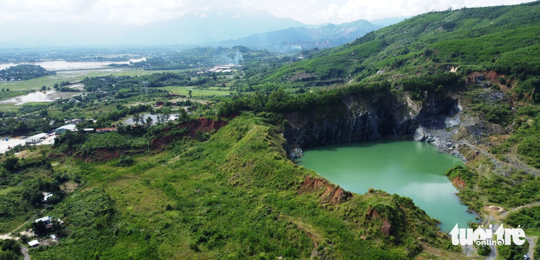 Hố nước sâu còn lại sau khi doanh nghiệp khai thác khoáng sản ở xã Hòa Nhơn - Ảnh: ĐOÀN CƯỜNG