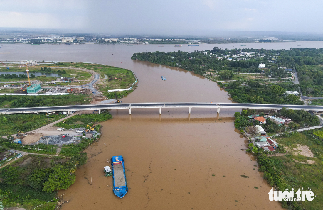 Toàn cảnh cầu Long Đại nhìn từ trên cao. Cây cầu này nối liền phường Long Bình và Long Phước, bắc qua sông Tắc (một nhánh của sông Đồng Nai). Mỗi ngày khu vực này có nhiều phà, thuyền, ghe qua lại