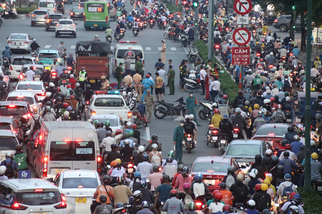 Hiện trường vụ tai nạn giao thông trên đường Phạm Văn Đồng (đoạn gần đường Nguyễn Xí, quận Bình Thạnh, TP.HCM) - Ảnh: TIẾN QUỐC