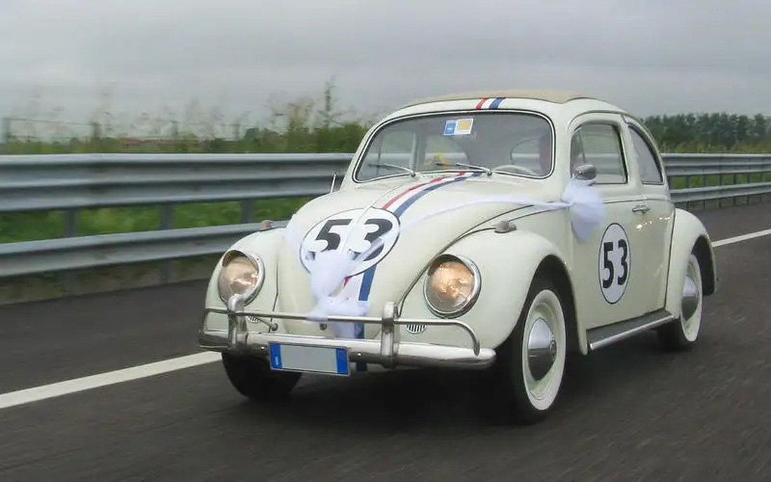 Volkswagen Beetle (1938) - Chú bọ tới từ Đức có lẽ là dòng xe có thiết kế biểu trưng nhất mọi thời đại. Riêng với người Đức, mẫu xe này thể hiện sức sống và sự hồi sinh của cả nền công nghiệp xe sau khi thế chiến đẩy nền công nghiệp ô tô Đức rơi vào tình trạng kiệt quệ - Ảnh: Autocar