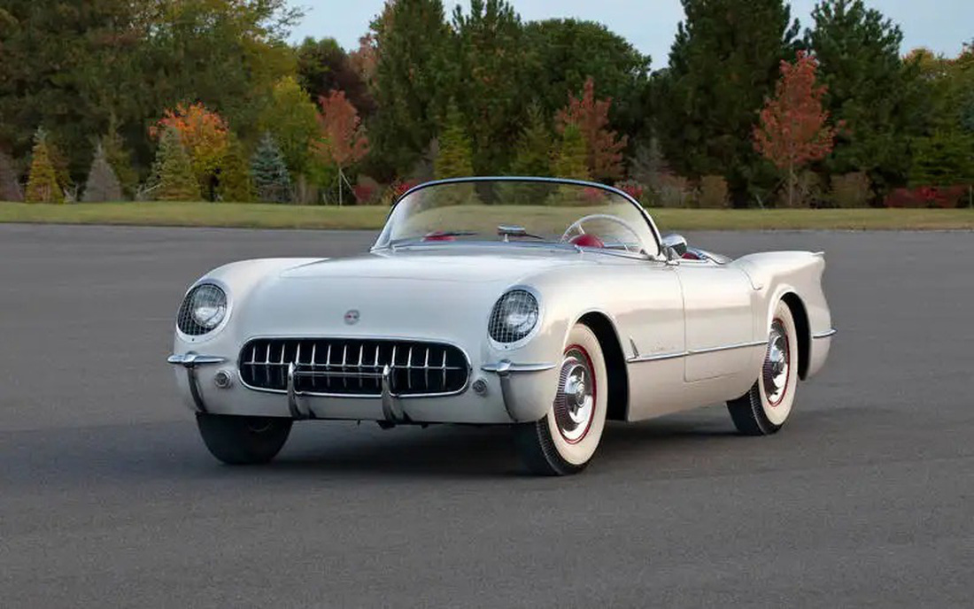 Chevrolet Corvette (1953) - Corvette có khởi đầu không suôn sẻ khi bị đánh giá đắt, yếu và mỏng manh ở thế hệ đầu tiên. Tuy nhiên, khi phiên bản V8 phun xăng trực tiếp ra mắt vào năm 1958, dòng xe này lập tức trở thành biểu tượng của làng xe cơ bắp Mỹ và giờ vẫn là cái tên dẫn đầu nhóm này - Ảnh: Autocar