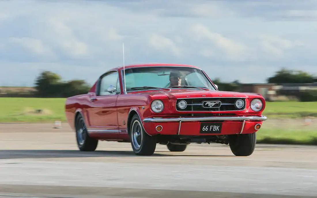 Ford Mustang (1964) - Khi Ford ra mắt Mustang vào năm 1964, họ chắc chắn không ngờ rằng dòng xe này lại trở thành một trong những biểu tượng của làng xe Mỹ trước cả khi bước sang thập kỷ 1970. Doanh số kỳ vọng 100.000 xe trong năm đầu bị vượt qua chỉ sau 3 tháng nhờ ngày đầu bùng nổ với 22.000 đơn hàng - Ảnh: Autocar