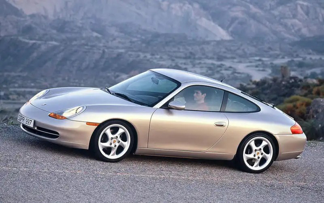 Porsche 911 (1963) - Thiết kế không tuổi của 911 đã tồn tại 60 năm với không nhiều thay đổi lớn được thực hiện. Dù không còn là chủ lực gồng gánh doanh số Porsche, 911 vẫn là cái tên không thể thay thế về mặt hình ảnh của thương hiệu Đức - Ảnh: Autocar