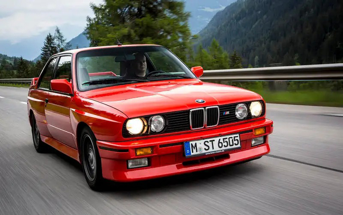 BMW M3 (1985) - M3 khởi đầu với tham vọng tham gia làng đua touring của thương hiệu chủ quản. Tuy nhiên, tới giờ dòng xe này đã gây dựng được tập khách hàng phổ thông trung thành cực kỳ vững chắc. Khả năng kết hợp sự sang trọng, tiện nghi với vận hành thể thao đỉnh cao ở tầm giá chấp nhận được là ưu điểm của M3. Nhờ vậy, dòng tên này trở thành biểu tượng của Máy lái tối thượng (The Ultimate Driving Machine) - slogan lừng lẫy một thời của BMW - Ảnh: Autocar