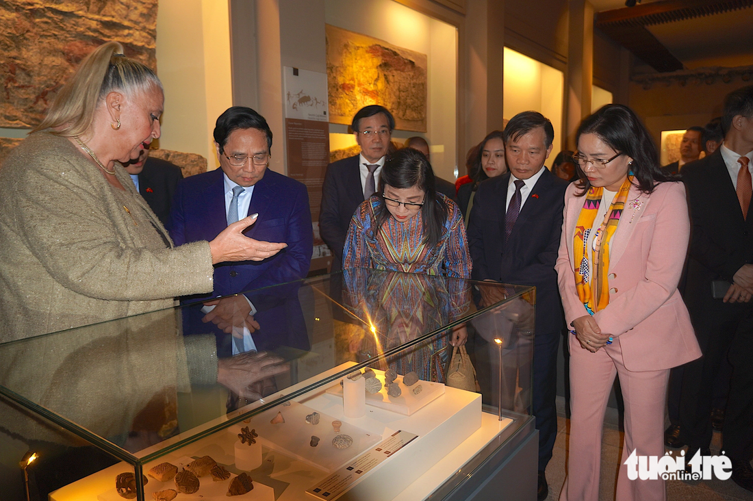 Phu nhân Lê Thị Bích Trân quan sát kỹ các hiện vật được trưng bày tại bảo tàng - Ảnh: NGỌC AN