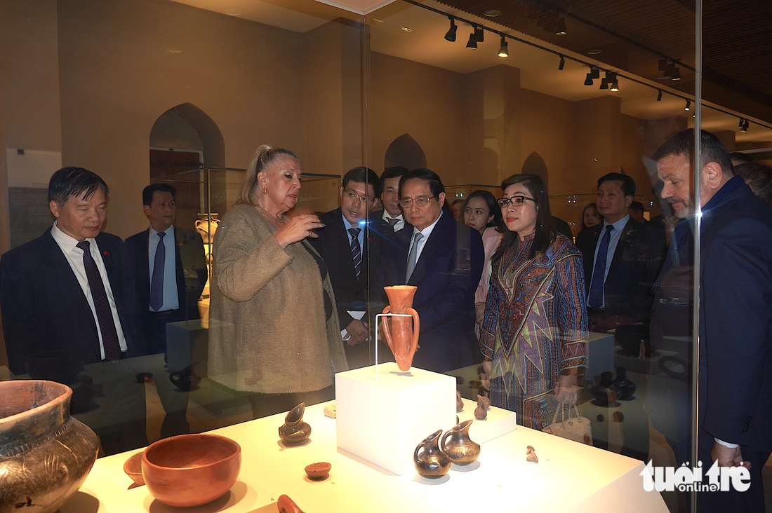 Thủ tướng và phu nhân ấn tượng với không gian trưng bày tại bảo tàng - Ảnh: NGỌC AN 
