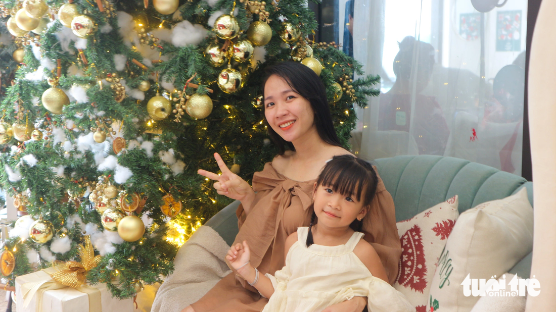 Chị Kim Luyến cùng con gái tranh thủ chơi Giáng sinh sớm tránh cảnh đông đúc - Ảnh: KHÁNH HUYỀN