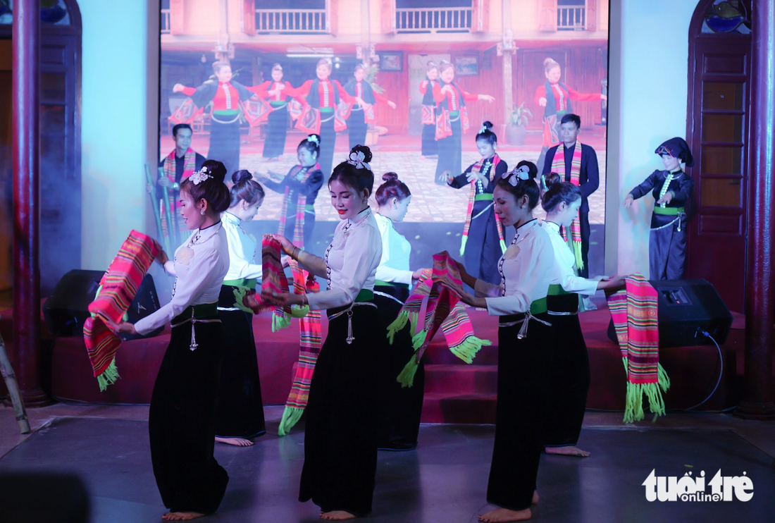 Xòe Thái là điệu múa truyền thống của người Thái được sử dụng trong nhiều hoạt động của cộng đồng - Ảnh: NGUYỄN HIỀN