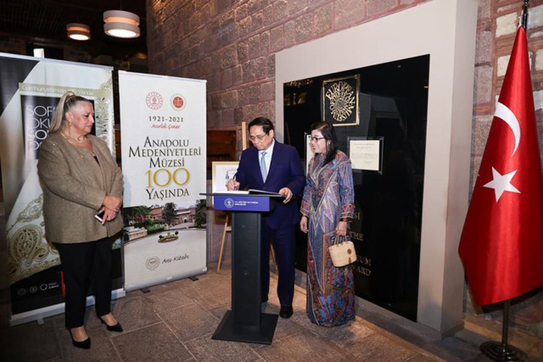 Thủ tướng ký sổ lưu niệm khi tới thăm Bảo tàng Các nền văn minh Anatolia - Ảnh: N.BẮC