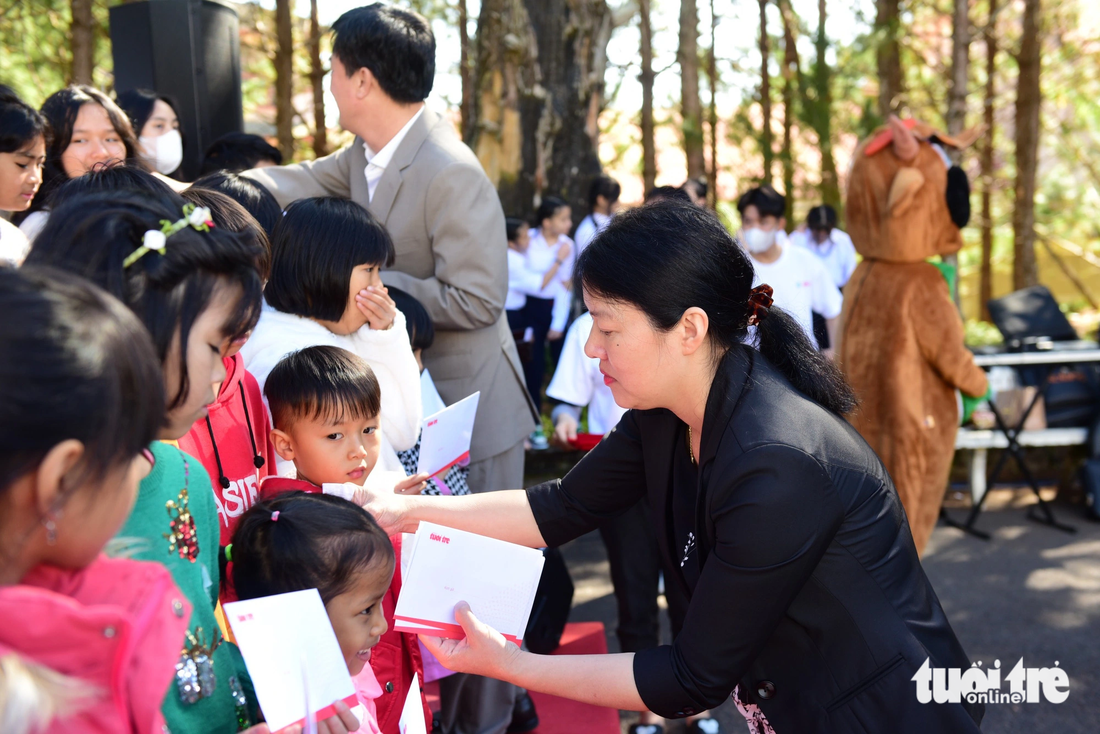 Bà Trần Thị Vũ Loan, phó chủ tịch UBND TP Đà Lạt, trao quà cho các em nhỏ