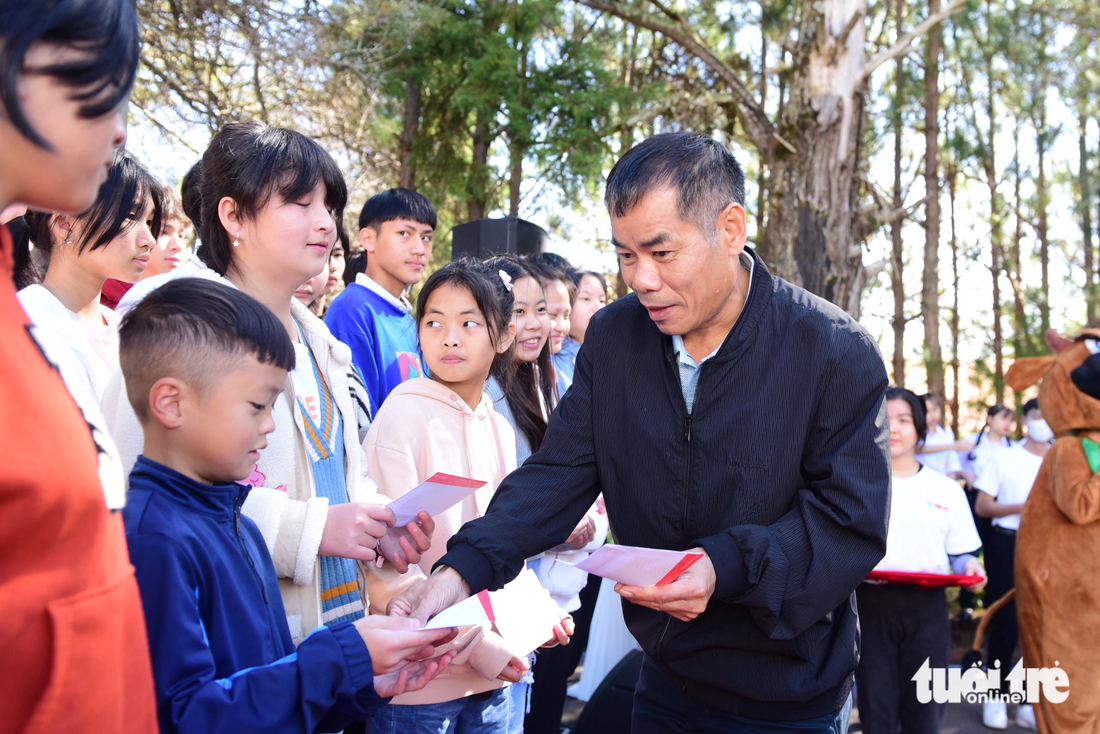 Tiến sĩ Nguyễn Văn Vinh, chủ tịch Hội đồng Trường đại học Đà Lạt, trao học bổng cho các em có hoàn cảnh khó khăn 