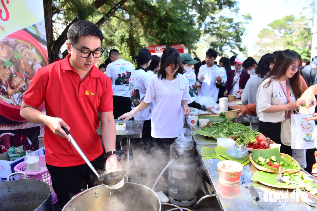 Hoa hồi vàng Nguyễn Tiến Hải làm việc hết công suất để phục vụ phở cho những vị khách tham gia chương trình