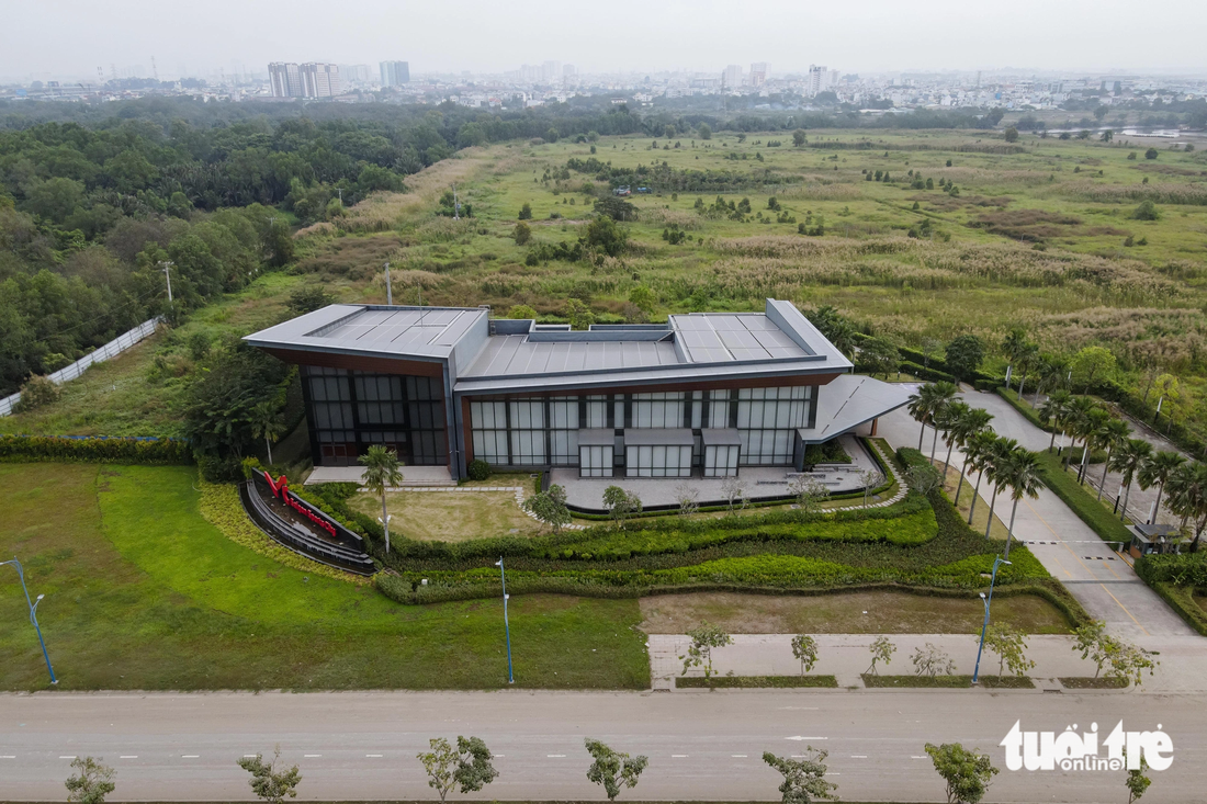 Một trong những dự án của khu liên hợp thể thao Rạch Chiếc là khu đô thị thể thao phức hợp Saigon Sport City với diện tích 64ha cũng trong tình trạng ngưng thi công. Được khởi công từ cuối năm 2019 và dự kiến hoàn thiện năm 2027, nhưng đến nay dự án mới chỉ có khu nhà mẫu được hoàn thành - Ảnh: THẢO LÊ