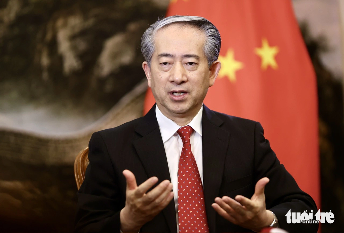 Đại sứ Trung Quốc tại Việt Nam Hùng Ba trả lời báo chí chiều 10-12 ở Hà Nội - Ảnh: NGUYỄN KHÁNH
