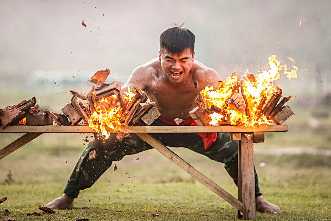 Trung úy Tạ Văn Tuyến thuộc Liên đội đặc công 27 dùng khí công đập vỡ những viên ngói được tẩm dầu bốc cháy