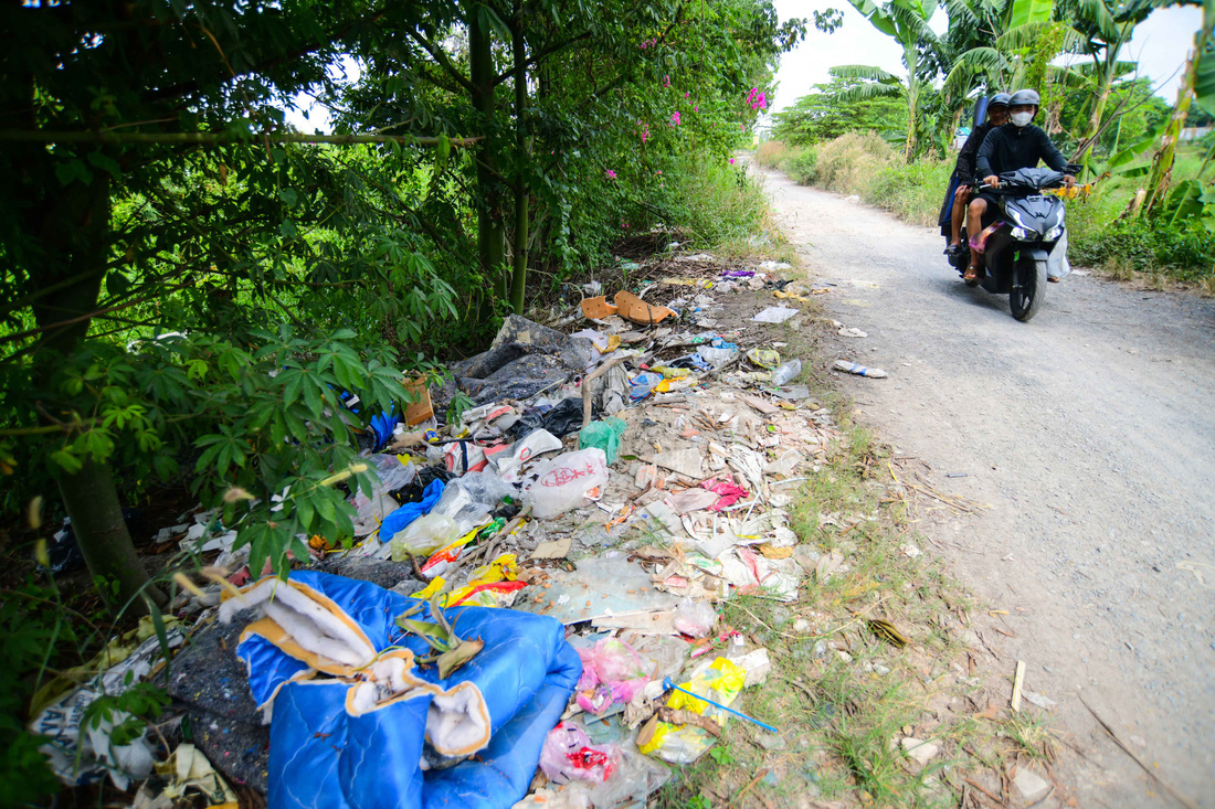 Những bãi rác chất đống trên những con đường xung quanh khu quy hoạch - Ảnh: QUANG ĐỊNH