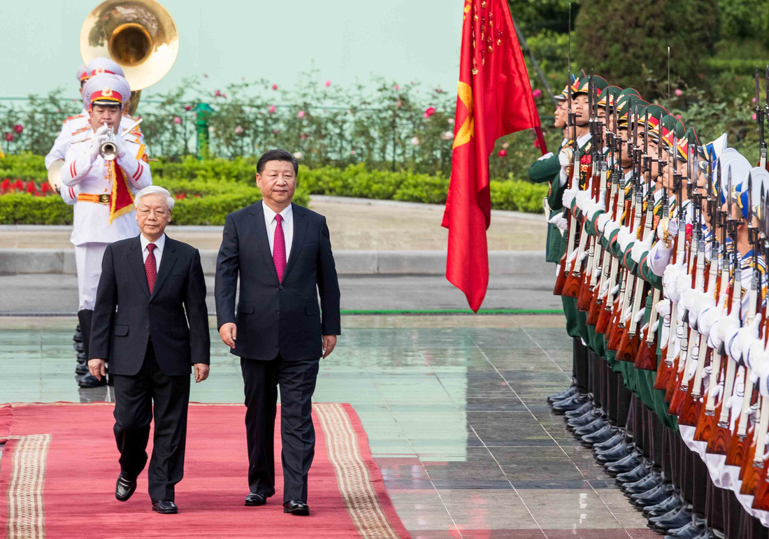 Tổng bí thư Nguyễn Phú Trọng và Tổng bí thư, Chủ tịch nước Trung Quốc Tập Cận Bình duyệt đội danh dự tại lễ đón chính thức ở Phủ Chủ tịch tháng 11-2015 - Ảnh: VIỆT DŨNG