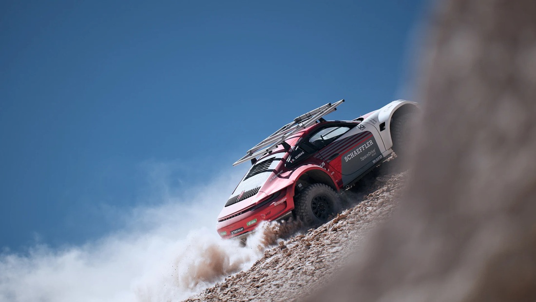 Porsche 911 vượt Mercedes, phá kỷ lục leo cao nhất thế giới- Ảnh 7. Kỷ lục của Porsche 911 được cho là rất khó phá vỡ, bởi đã đạt tới đỉnh núi lửa Ojos del Salado. Nếu muốn phá kỷ lục trên, các hãng xe khác sẽ phải tìm một cung đường khả dĩ ở một ngọn núi khác - Ảnh: Porsche