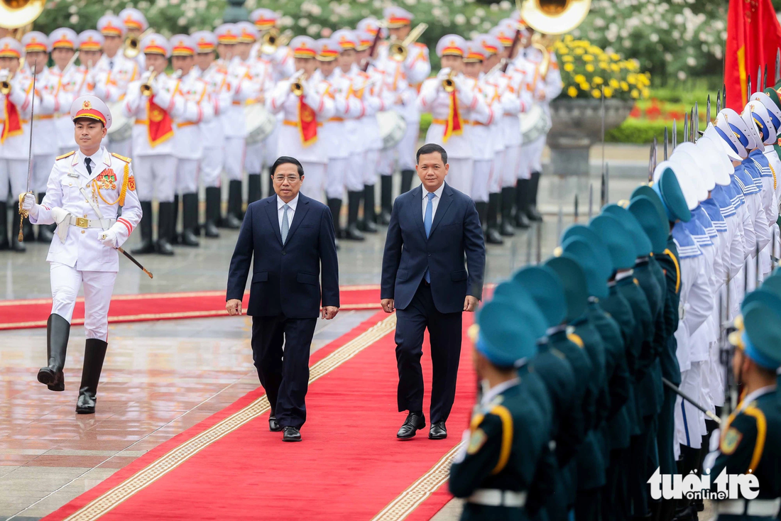 Thủ tướng Phạm Minh Chính và Thủ tướng Campuchia Hun Manet duyệt đội danh dự - Ảnh: NGUYỄN KHÁNH