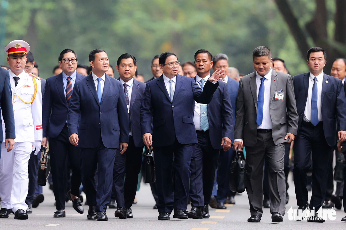 Thủ tướng Phạm Minh Chính và Thủ tướng Campuchia Hun Sen đi bộ về nơi hội đàm - Ảnh: NGUYỄN KHÁNH