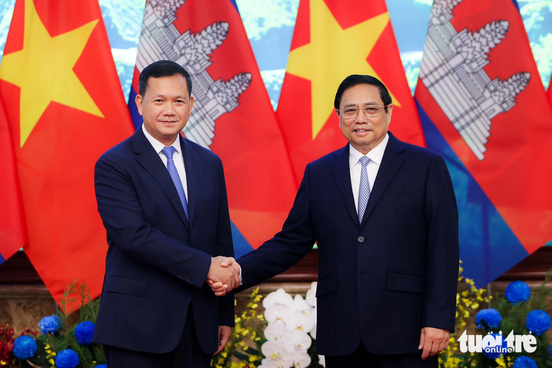 Thủ tướng Phạm Minh Chính và Thủ tướng Campuchia Hun Manet bắt tay, chụp ảnh chung trước cuộc gặp hẹp - Ảnh: NGUYỄN KHÁNH