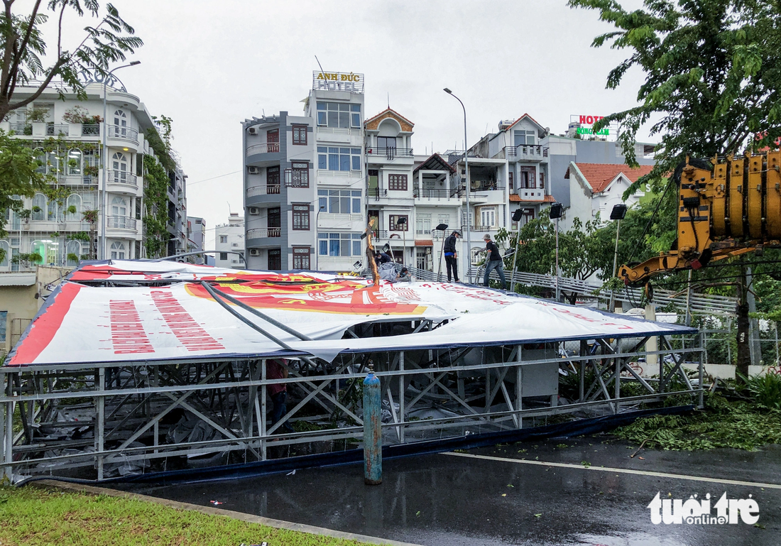 Bảng quảng cáo đổ sập chắn ngang đường Nguyễn Văn Hưởng, đoạn dạ cầu Sài Gòn (phường Bình An, TP Thủ Đức), hồi tháng 7-2021, khiến nhiều người đi đường một phen thót tim - Ảnh: CHÂU TUẤN