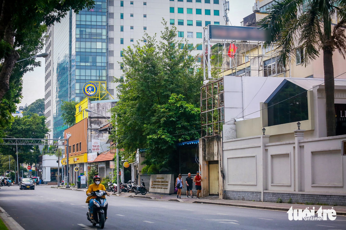 Thường xuyên đi qua đường Nguyễn Thị Minh Khai (quận 1), anh Tô Tấn Linh cho biết một số bảng cáo ở khu vực này rơi vào tình trạng &quot;ế khách&quot; lâu nay. Tuy nhiên không thấy đơn vị nào đến kiểm tra độ bền hay di dời đi chỗ khác. &quot;Việc này đã vô tình biến các bảng quảng cáo thành mối hiểm họa ngay trên đầu người đi đường. Nếu như bảng đổ sập, rớt sắt trúng người dân thì ai chịu trách nhiệm?&quot;, anh Linh thắc mắc - Ảnh: CHÂU TUẤN