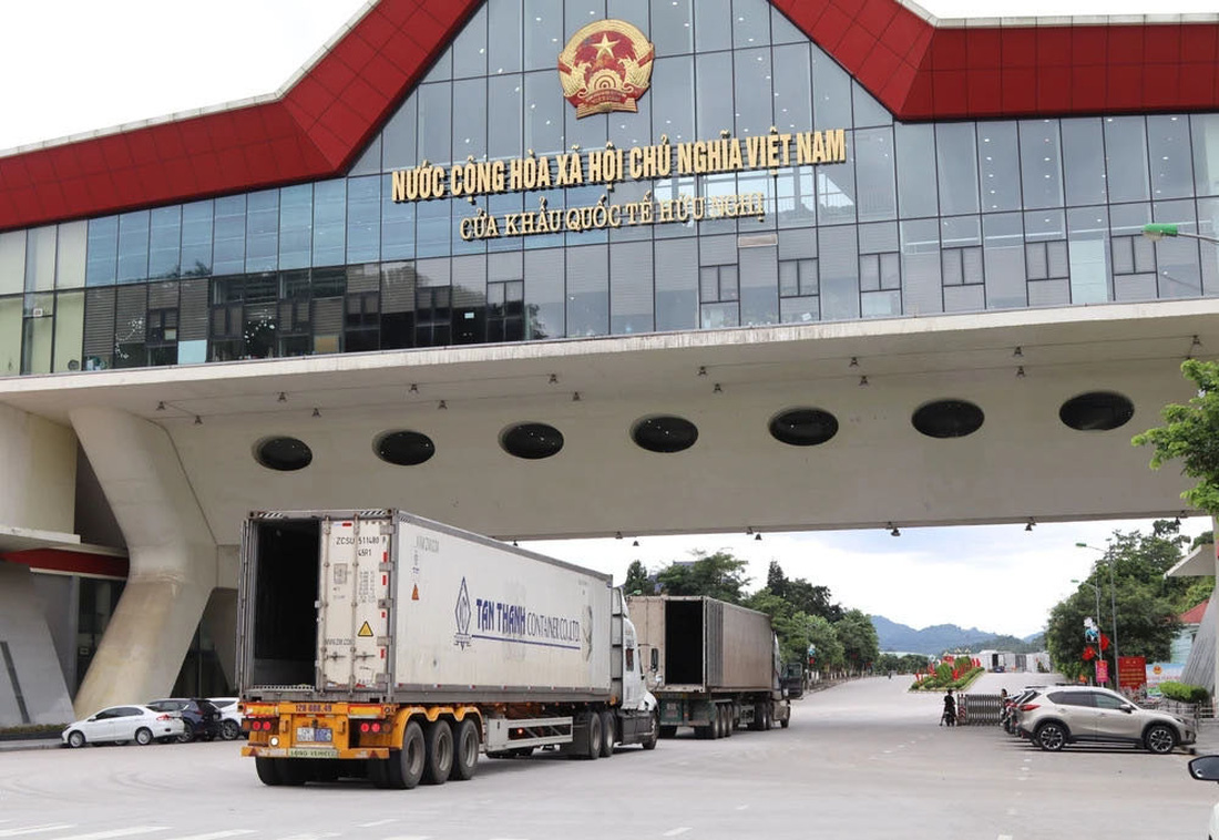 Phương tiện xuất nhập khẩu hàng hóa tại cửa khẩu quốc tế Hữu Nghị, tỉnh Lạng Sơn - Ảnh: TTXVN