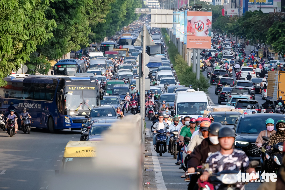 Dòng xe ken đặc trên đường Cộng Hòa (hướng quận Phú Nhuận) đổ về cầu vượt Hoàng Hoa Thám, chiều 11-12