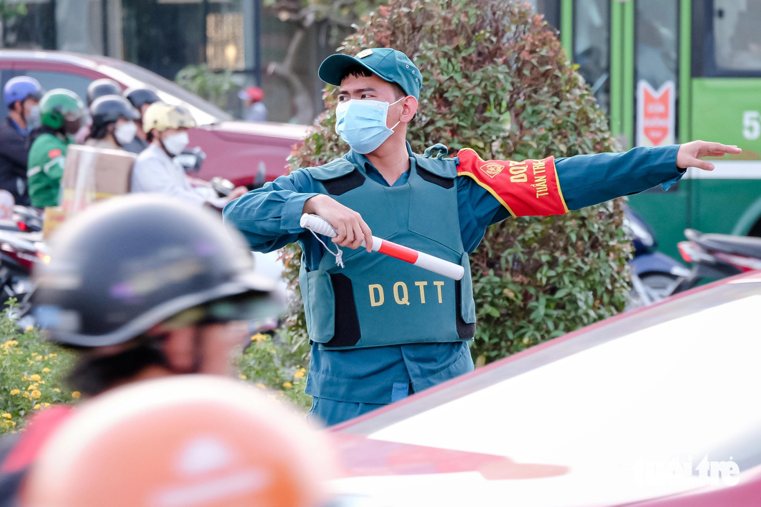 Dân quân tự vệ điều tiết xe cộ tại giao lộ Cộng Hòa - Trường Chinh