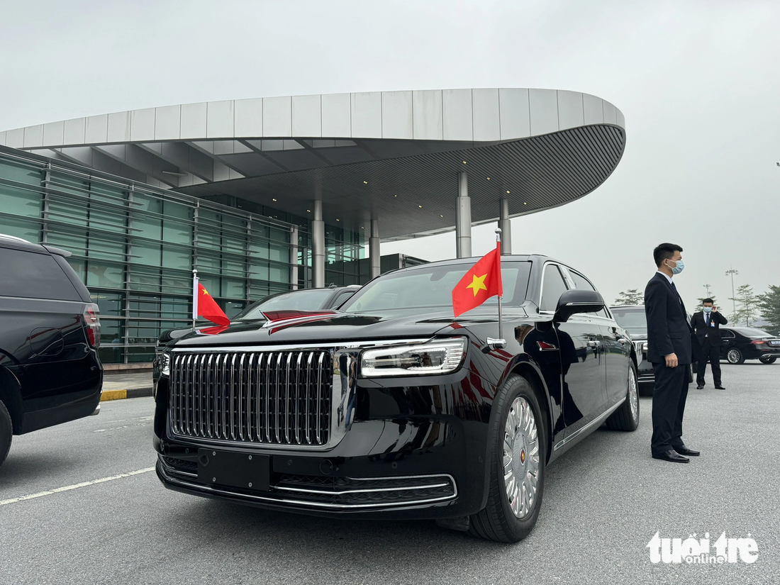 Chiếc xe Hồng Kỳ chở Tổng bí thư, Chủ tịch nước Trung Quốc Tập Cận Bình và phu nhân đã đến nhà ga VIP A sân bay quốc tế Nội Bài - Ảnh: NGUYỄN KHÁNH