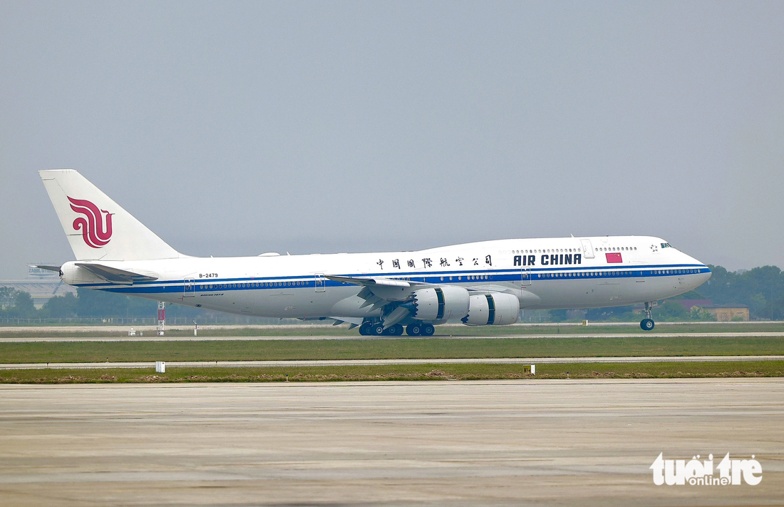 Chuyên cơ chở Tổng bí thư, Chủ tịch nước Trung Quốc Tập Cận Bình và phu nhân tại sân bay quốc tế Nội Bài - Ảnh: NGUYỄN KHÁNH