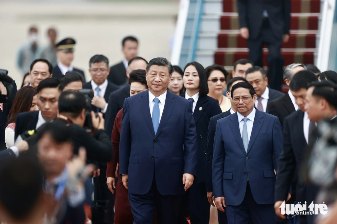 Thủ tướng Phạm Minh Chính đón Tổng bí thư, Chủ tịch Trung Quốc Tập Cận Bình và phu nhân trưa 12-12 - Ảnh: NGUYỄN KHÁNH