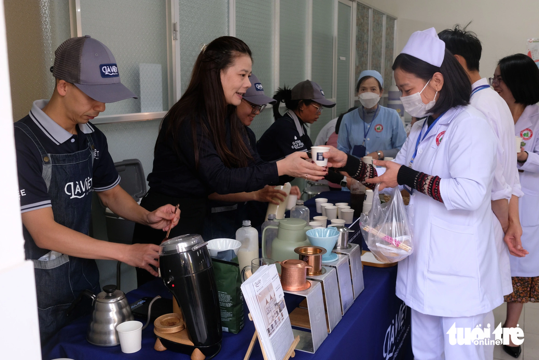 Cà phê Là Việt tham gia tặng cà phê cho nhân viên y tế cùng những bệnh nhân điều trị lưu trú - Ảnh: M.V.